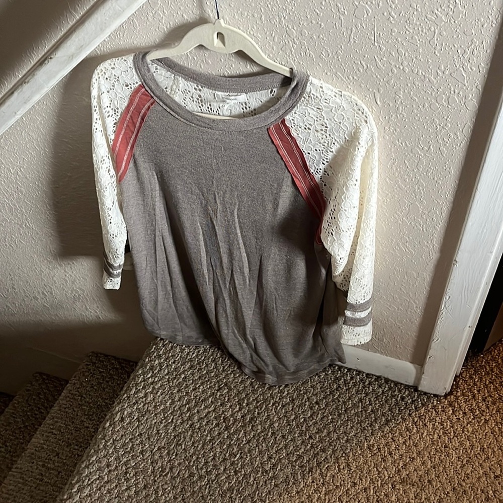 Super cute little medium top with lace back and arms gray screen